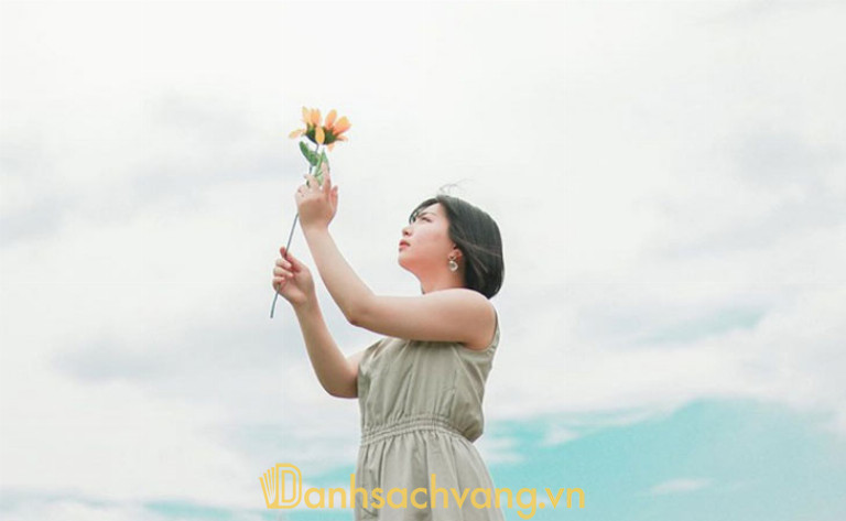 Câm bông hoa và hướng về phía mặt trời
