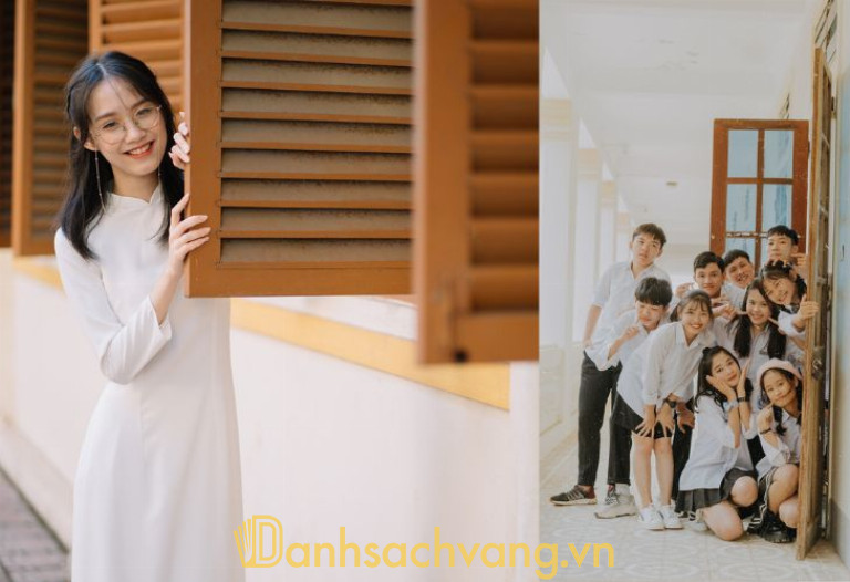 Đừng quên tạo dáng chụp ảnh với cánh cửa lớp