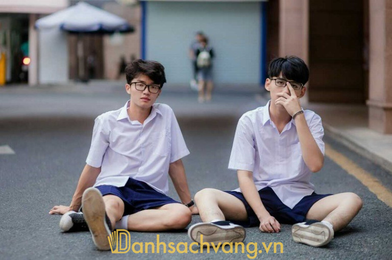 Ngồi chụp ảnh để chân thoải mái giúp tạo cảm giác năng động hơn