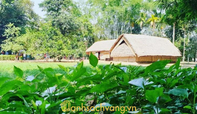 Tham quan và chụp ảnh ở làng Sen quê Bác