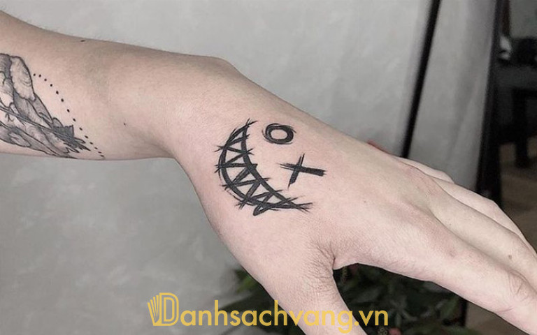 Phần bàn tay xăm cũng rất đẹp và thu hút