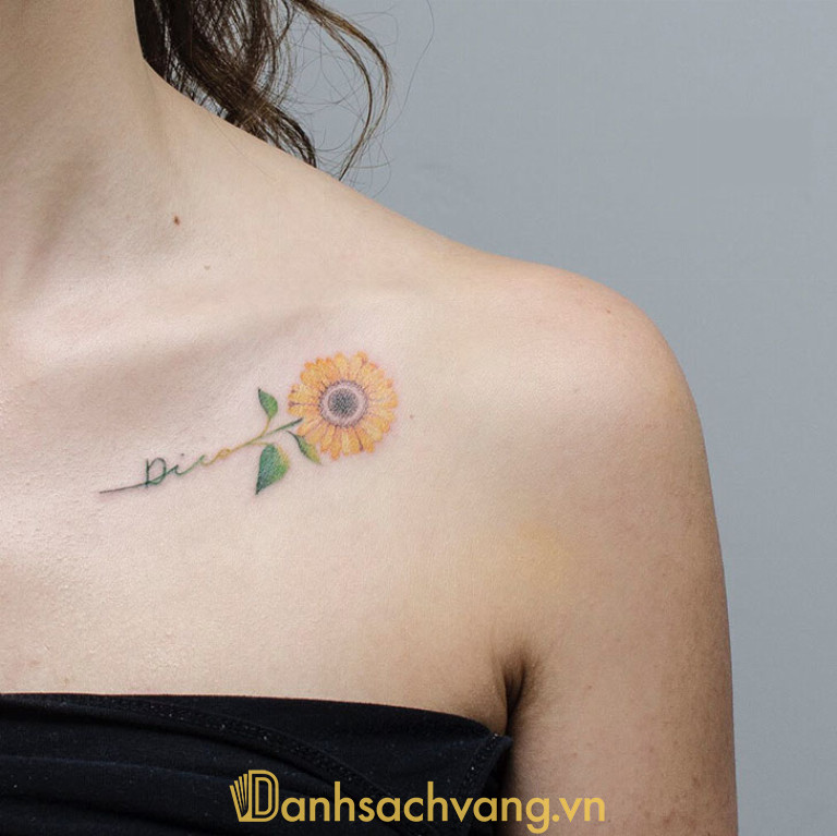 Hình xăm bông hoa được đa số bạn nữ yêu thích vì nó thể hiện nhiều ý nghĩa