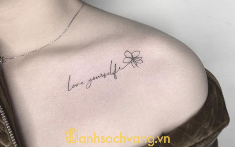 Nhiều bạn lựa chọn các câu từ ngắn, có ý nghĩa và thiết kế thành hình xăm đẹp, thu hút