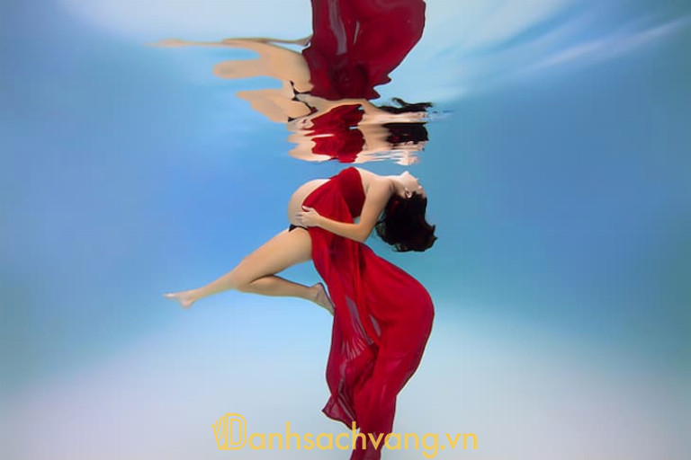 Tạo dáng dưới nước là xu hướng chụp ảnh bầu hot hit hiện nay