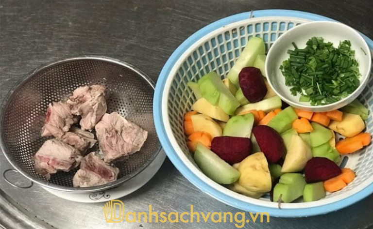 Nấu canh sườn và các loại rau củ quả