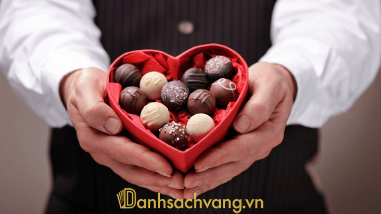 Ngày valentine trắng, con trai thường tặng quà cho người yêu để đáp lễ