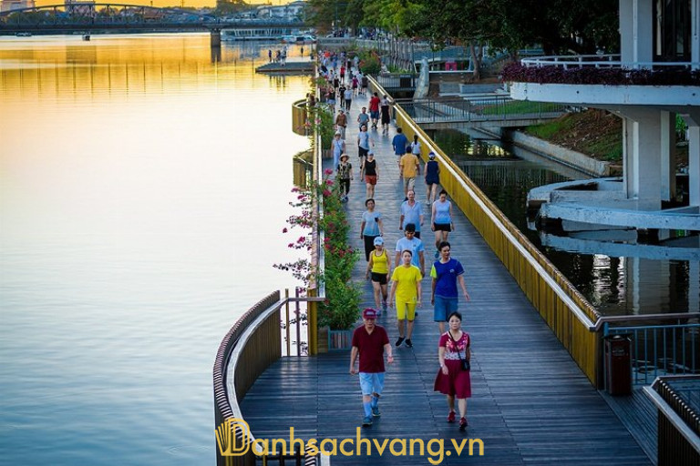 Hoàng hôn trên cầu Gỗ Lim