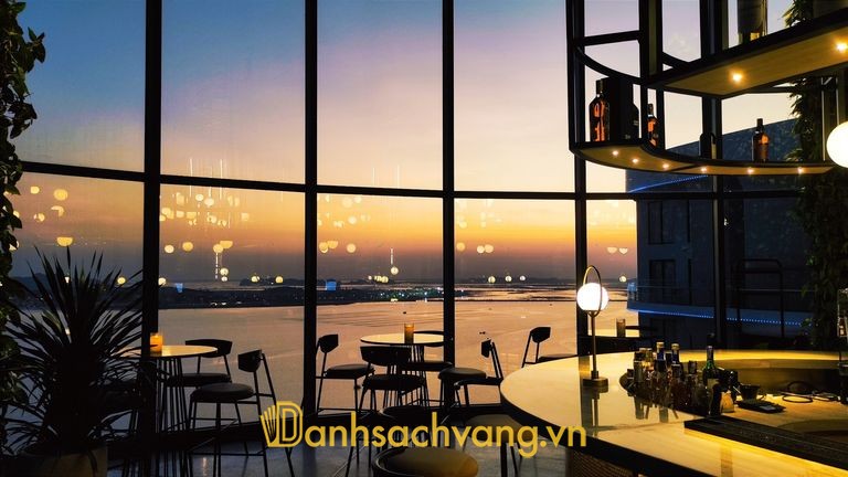 On The Rocks - rooftop bar tầng 30 view vịnh Hạ Long