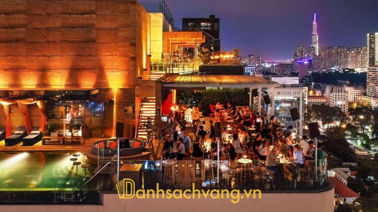 Social Club Rooftop - rooftop bar có hồ bơi tại TPHCM