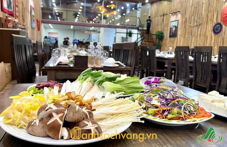 Lẩu Nấm Thiên Nhiên Mộc Châu với các loại nấm và rau nhúng lẩu