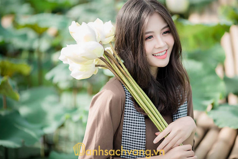Áo tứ thân, áo yếm hay áo bà ba thường được các cô gái lựa chọn để chụp bộ ảnh với hoa sen