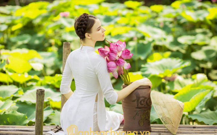 9+ Tạo dáng chụp ảnh với hoa sen đẹp nàng thơ bên hồ