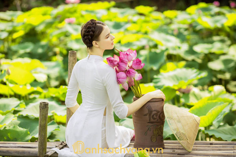 Muốn có một tấm hình “so deep” không khó, bạn chỉ cần quay lưng lại với ống kính là được