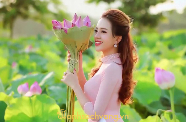 Dùng hoa sen che một bên mặt giúp khuôn mặt trông thon gọn hơn