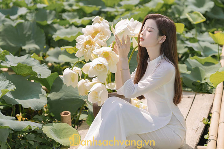 Tư thế thưởng thức vẻ đẹp và hương thơm của hoa sen