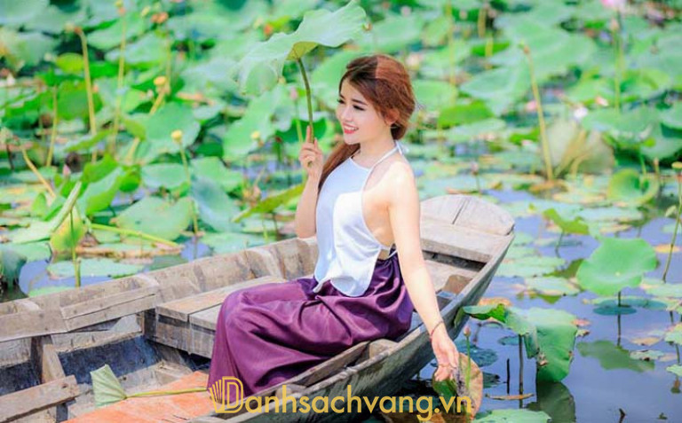 Đừng quên thử chụp ảnh với tư thế hất nước khi ngồi trên thuyền giữa đầm sen nhé