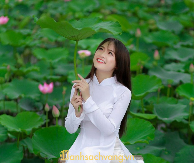 Che nắng khi ngồi trên thuyền lênh đênh giữa đầm sen là cách tạo dáng cực nên thơ mà bạn nên thử