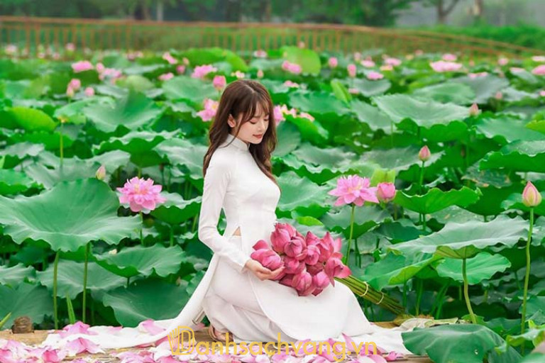 Trong tất cả các tư thế chụp ảnh, đặt bó sen trước ngực là cách tạo dáng cổ điển nhất