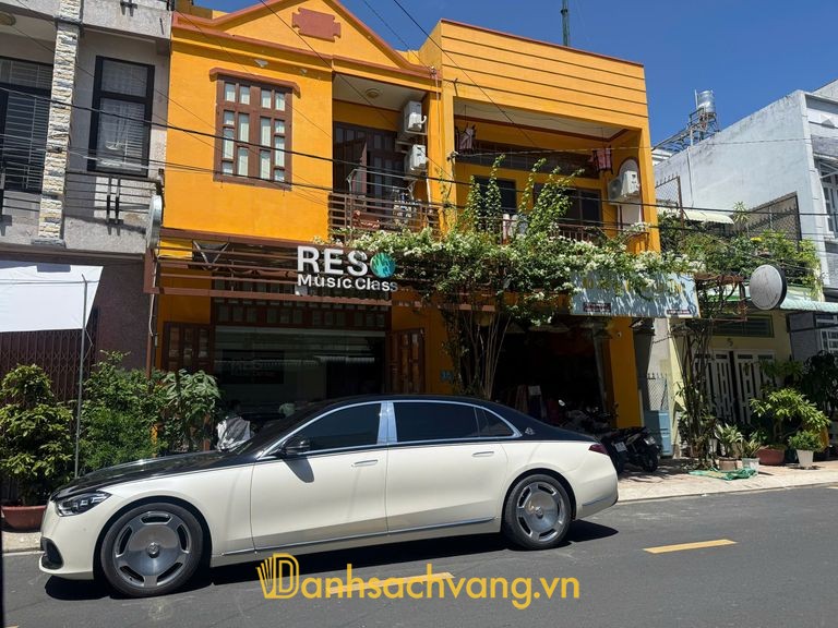 Không gian và trang phục tại cửa hàng Áo Dài Áo Bà Ba Cần Thơ trên đường Phan Huy Chú