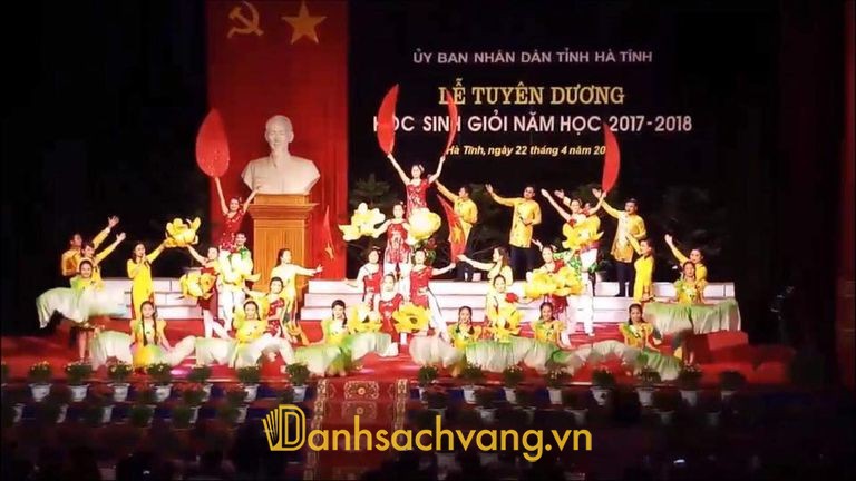 Trang phục biểu diễn Ánh Thùy - thuê áo dài ở Hà Tĩnh