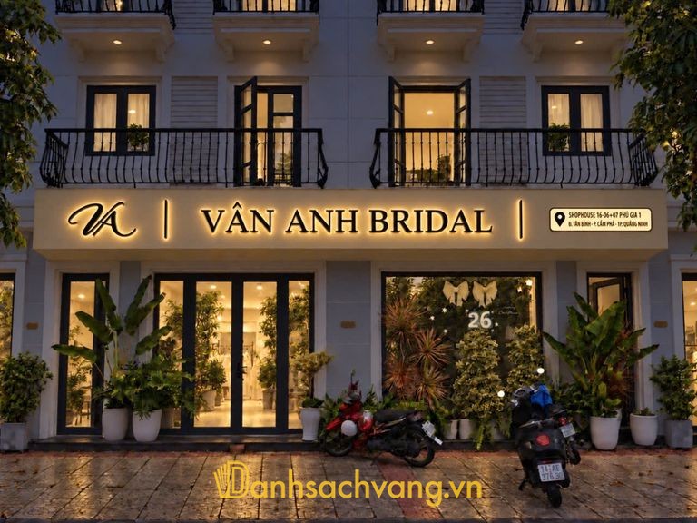 Vân Anh Makeup Bridal cung cấp áo dài cưới và chụp ảnh tại Cẩm Phả Quảng Ninh